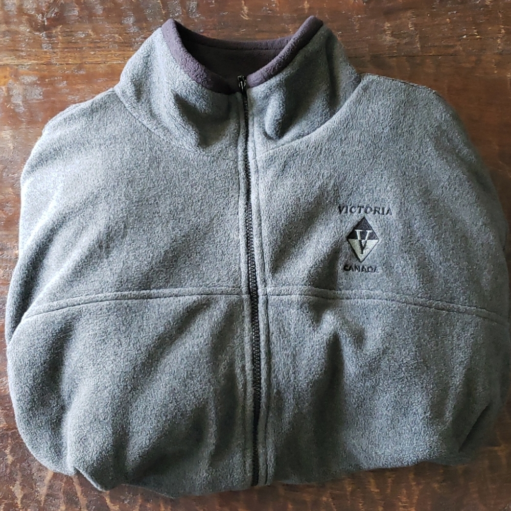 Dark gray/black zip up jacket.